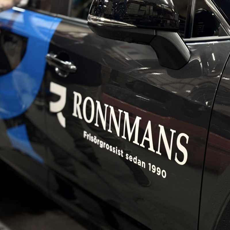 Bilfoliering med Ronnmans logotyp och dekor, professionellt applicerad av Citrusign.