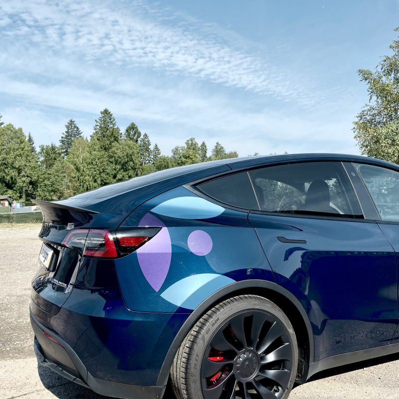 Bilfoliering på en Tesla för EasyPartner, designad och applicerad av Citrusign.