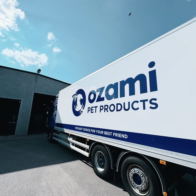 Lastbilsdekor med Ozami-logotyp och grafisk foliering, applicerad av Citrusign.
